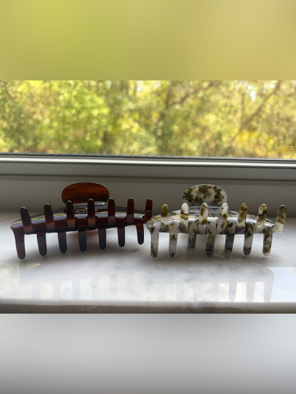 ALO 90’s Claw Clip - SET OF 2 - Brown Tortoise & Rum Cake - Picture 4 of 7